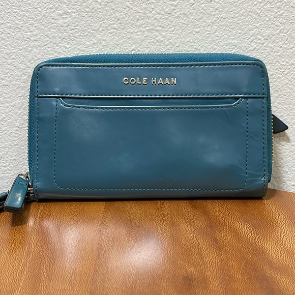 Gorgeous Cole Haan Teal Blue Multifunction Clutch Leather Wallet Gold Accents - Picture 1 of 16